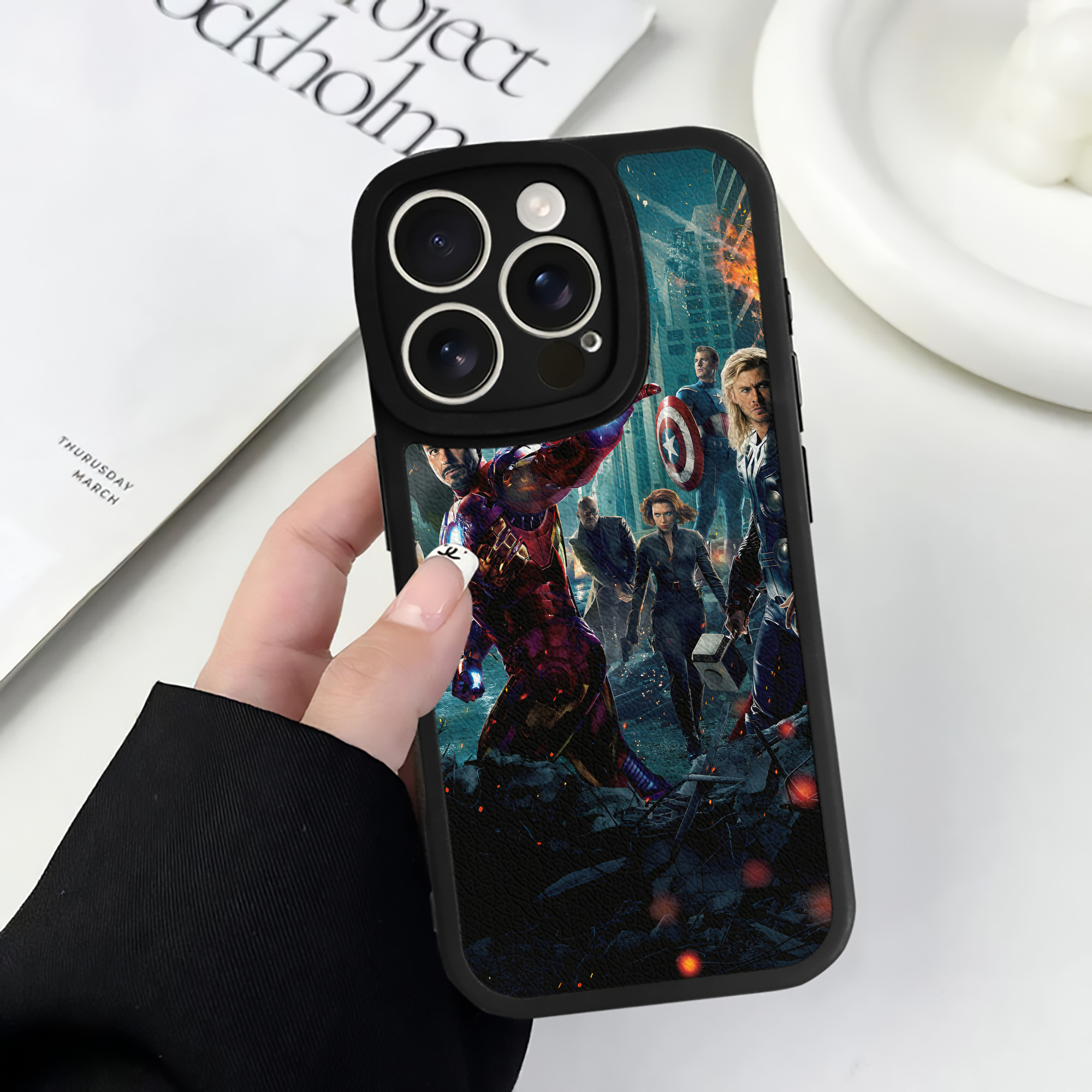 （画像用） アベンジャーズ The Avengers 【iPhone 16シリーズ対応】シリコンスマホケース（レザー調） 材質：シリコン
